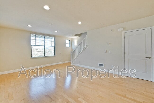 Building Photo - 1765 E Bayshore Rd