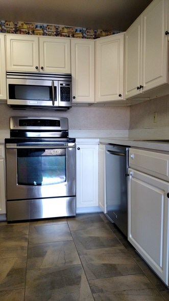 Digital Range, Microwave, Dishwasher - 11305 Commonwealth Dr