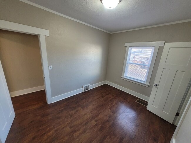 Building Photo - 2 Bedroom, 1 Bathroom Home with Detached Garage!