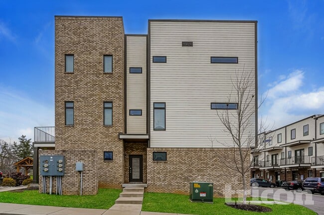 Building Photo - 1257 Hillwood Private Cove