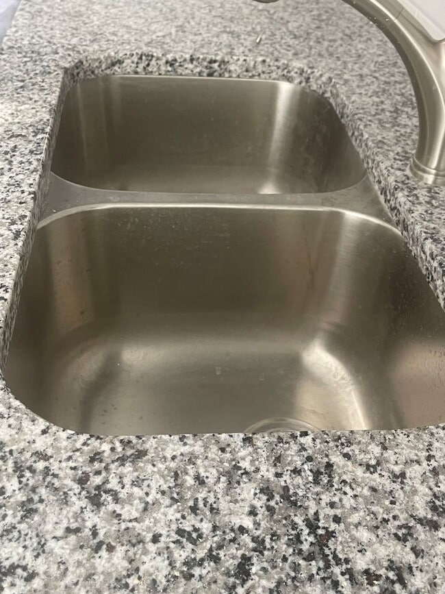 Building Photo - Fabulous 4 Bedroom 2 Bath!