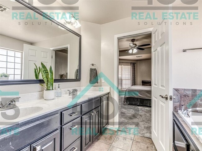 Building Photo - Amazing Rental in Choctaw