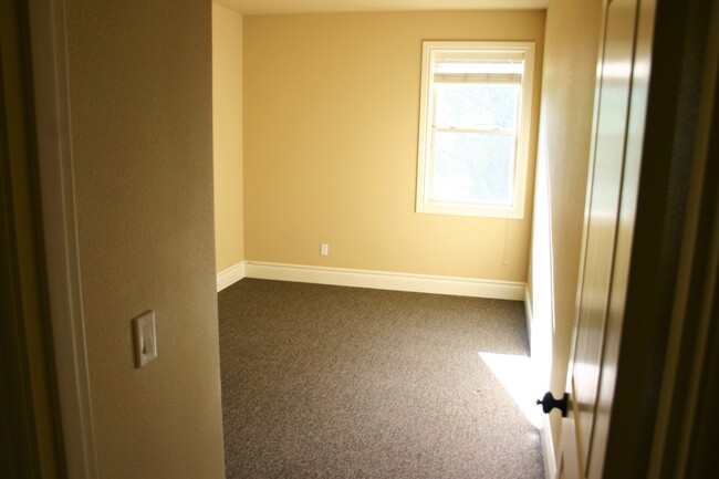 Building Photo - Your next home!  Minutes from Fred Meyer, ...