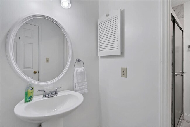 Building Photo - 240 Barton Hills Ct