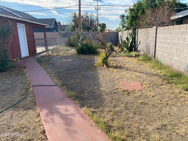 Building Photo - 3308 N 11th Ave