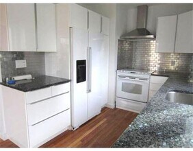 Building Photo - 285 Hawthorn St