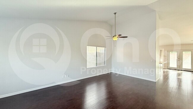 Building Photo - 307 N Red Rock St