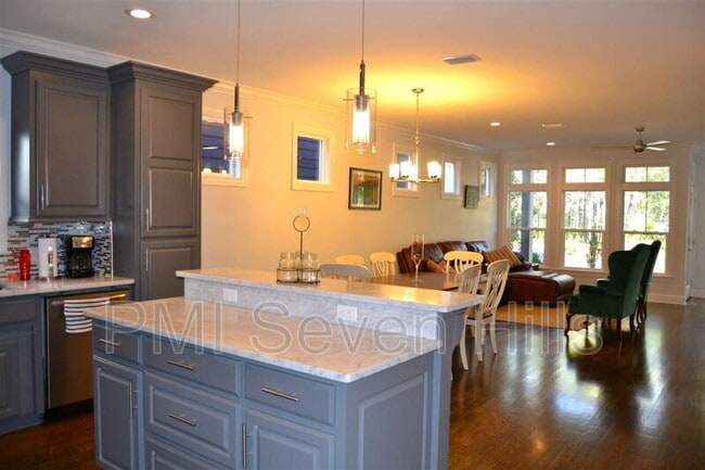 Building Photo - 828 N Duval St