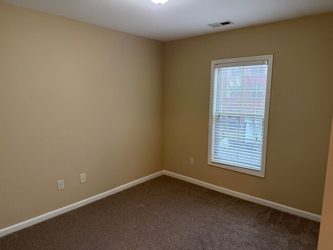 Building Photo - 2026 Highland Village Dr