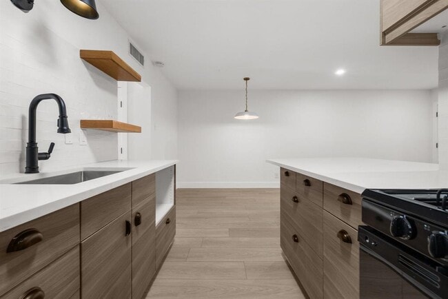 Building Photo - 505 W 7th St