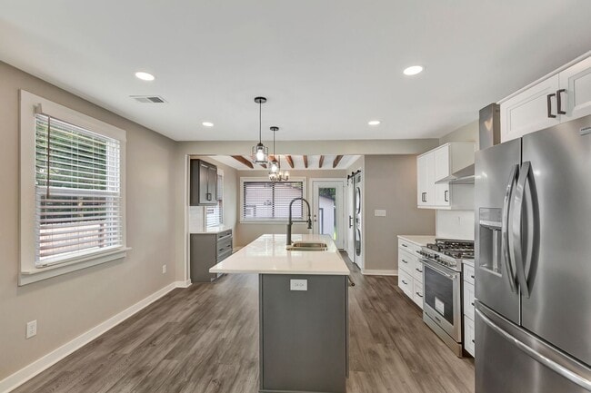 Building Photo - Completely Renovated Gem in Park Circle