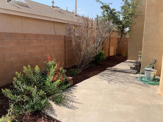 Building Photo - Lovely 3 Bedroom, 2 Bath In The NW!
