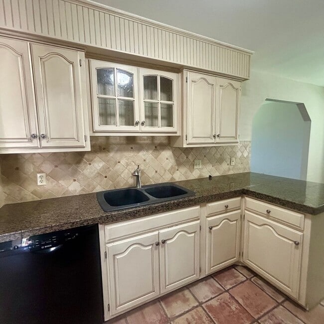 Building Photo - Enjoy Coming Home To This Beautiful and Well Maintained Home Close To Shopping, Restaurants & More!