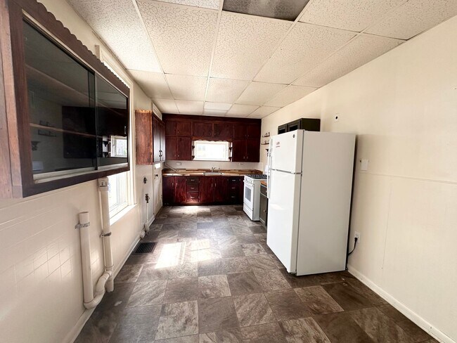 Building Photo - 4 Bedroom 1 Bathroom w/Garage in York City!