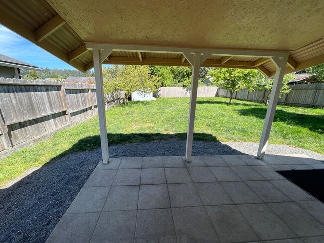 Building Photo - Beautiful and Spacious Pet-Friendly Home!