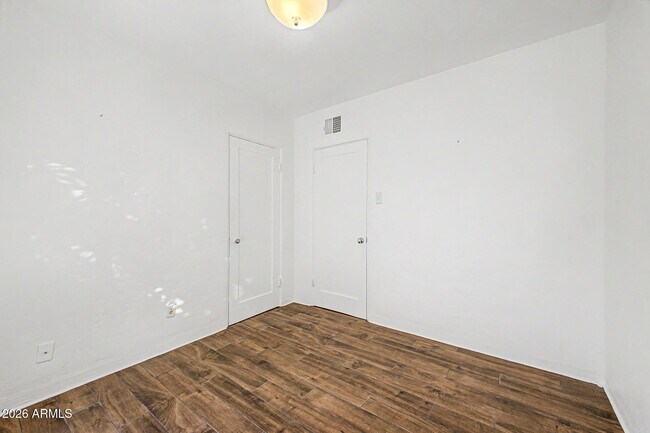 Building Photo - 1326 E Palm Ln