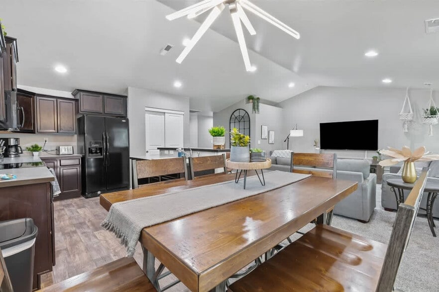 Building Photo - 2023 E Elm Grove Dr