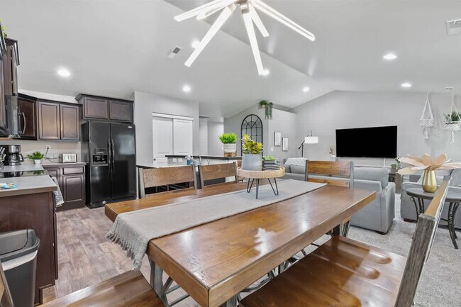 Building Photo - 2023 E Elm Grove Dr