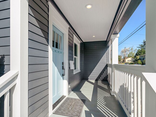 Building Photo - Gorgeous, updated 3-bdr Vernon bungalow w/...