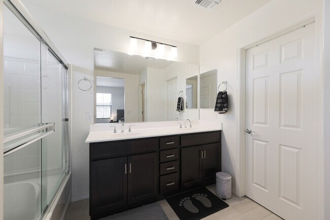 Building Photo - BEAUTIFUL 3 bed + LOFT
