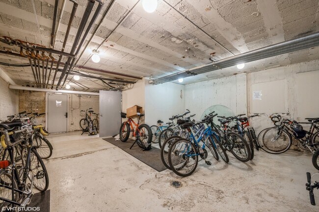 Building Photo - 2545 W Catalpa Ave