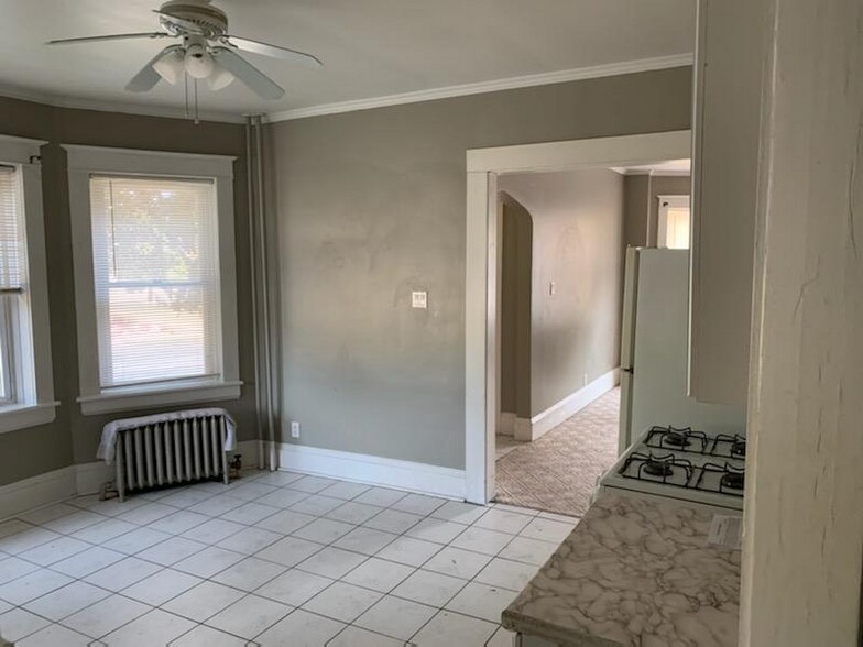 Building Photo - 300 60th St