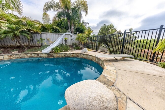 Building Photo - Beautiful 4 Bedroom 4 Bath House with Pool & Spa in Arroyo Vista