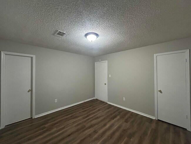 Building Photo - Limited Time Special Offer / 3 Bed/1.5 Bath Home with Carport / Pet-Friendly / Coming Soon!