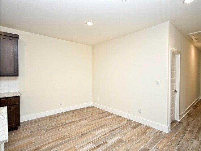 Building Photo - 406 Parkline Dr