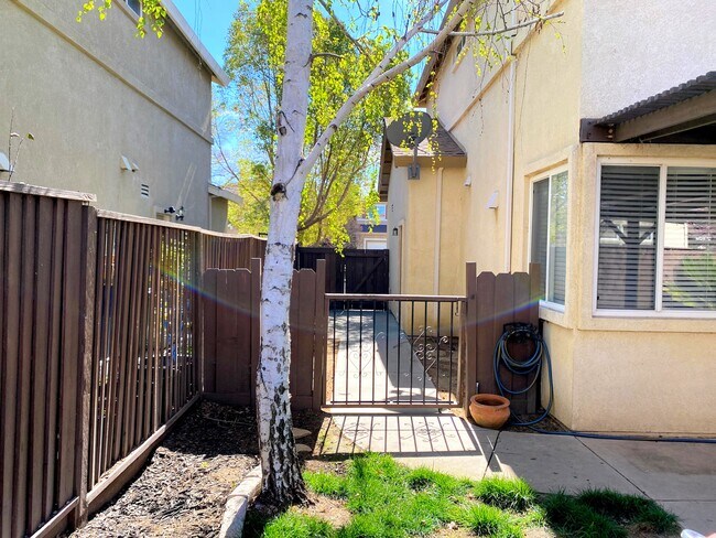 Building Photo - 67 Primrose Ct