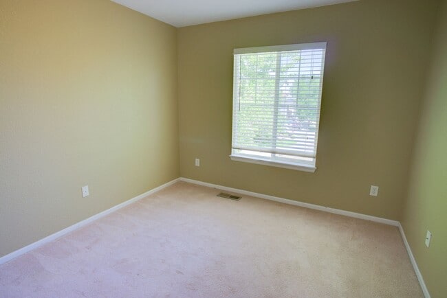Building Photo - Spacious 4-Bedroom Home in Prime Littleton...