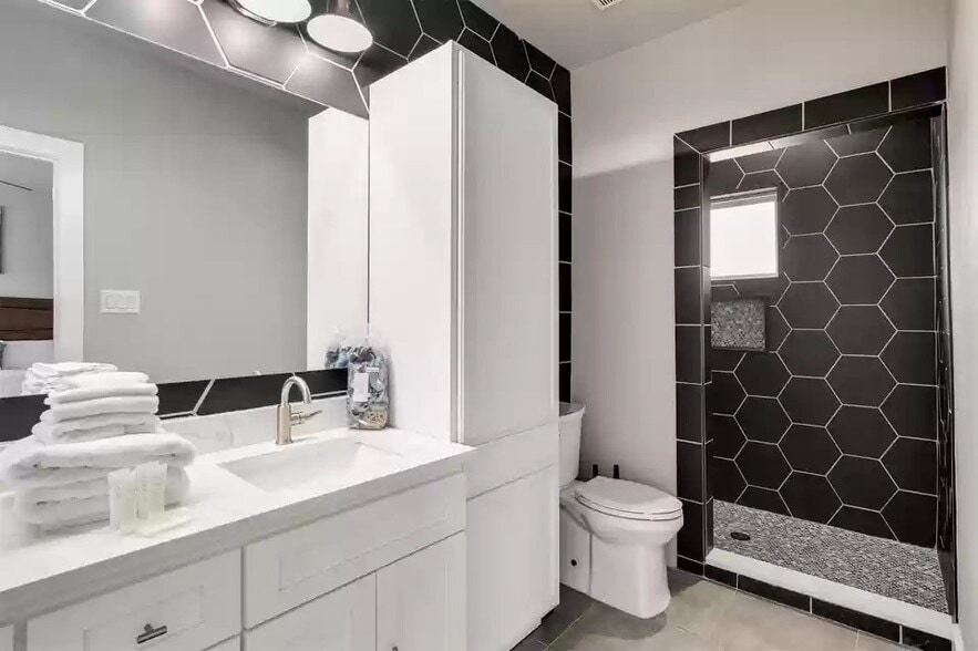 Building Photo - 4911 Alton Ave