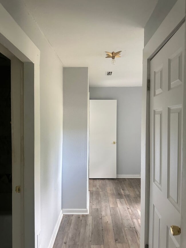 Building Photo - 410 Glover Ave