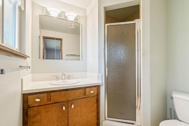 Building Photo - Spacious, well-cared for 4-bdrm/3-bath split-level—Family/laundry rooms, backyard, garage
