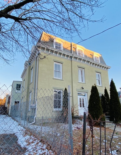 Building Photo - 272 William St