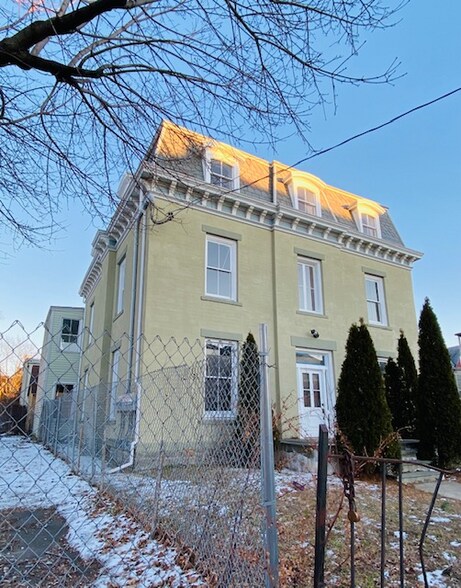 Primary Photo - 272 William St