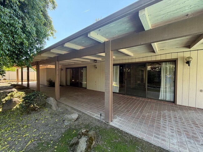 Building Photo - Great home with a pool for rent in Tulare!