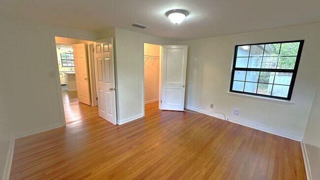 Building Photo - MIDTOWN 3/2 w/ Beautiful Wood Floors, Newer Paint, Inside Utility Area, & More! $1695/month Avail...