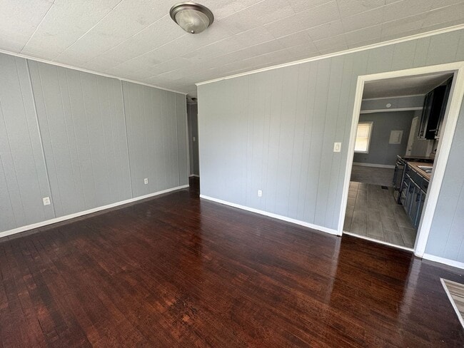 Building Photo - Southeast 3 Bedroom 1 Bath