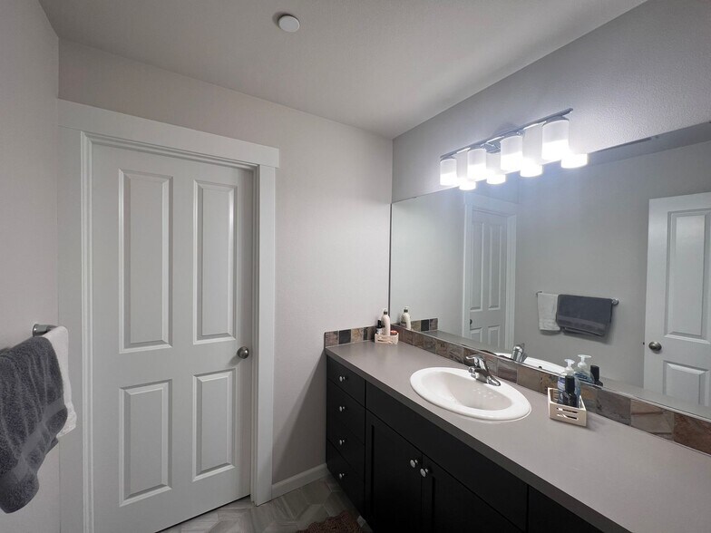 Building Photo - Beautiful Bothell Home!