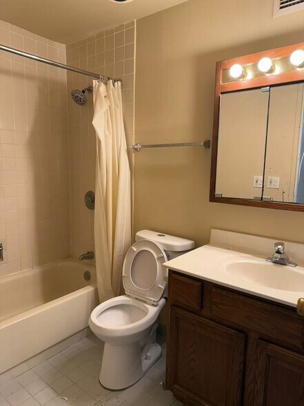 Bathroom - 2605 S Indiana Ave