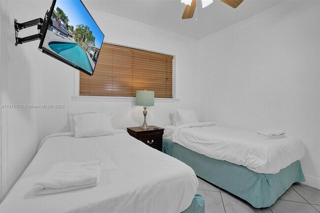 Building Photo - 1701 SW 22nd Ave