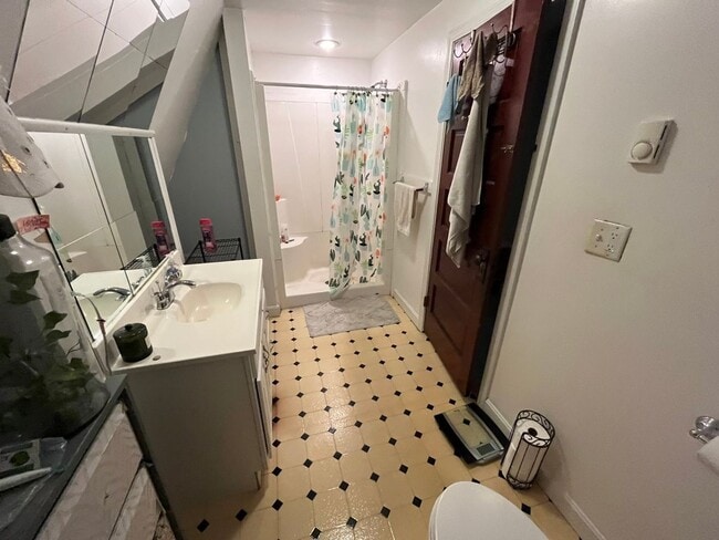 Building Photo - 5 bed 2 bath near Tuffts....