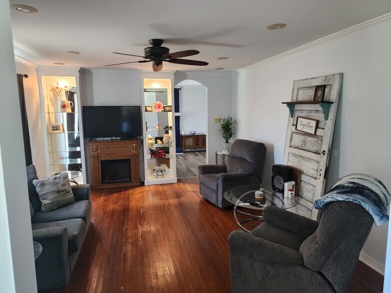 Building Photo - 8176 Surrey Ct