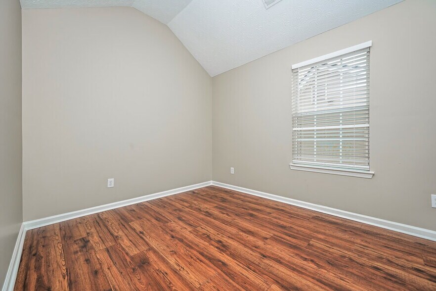 Building Photo - 330 Greenway Dr