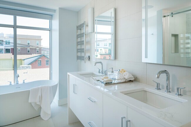 Building Photo - 50 India St