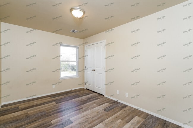 Building Photo - 513 E 48th Pl N