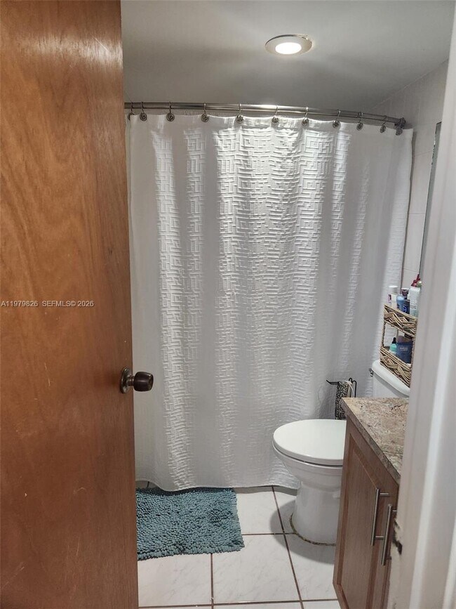 Building Photo - 809 Twin Lakes Dr