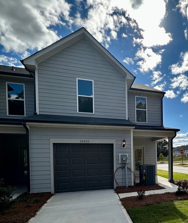 Building Photo - 2BR/3BA End Unit Townhome in Pringle Towns