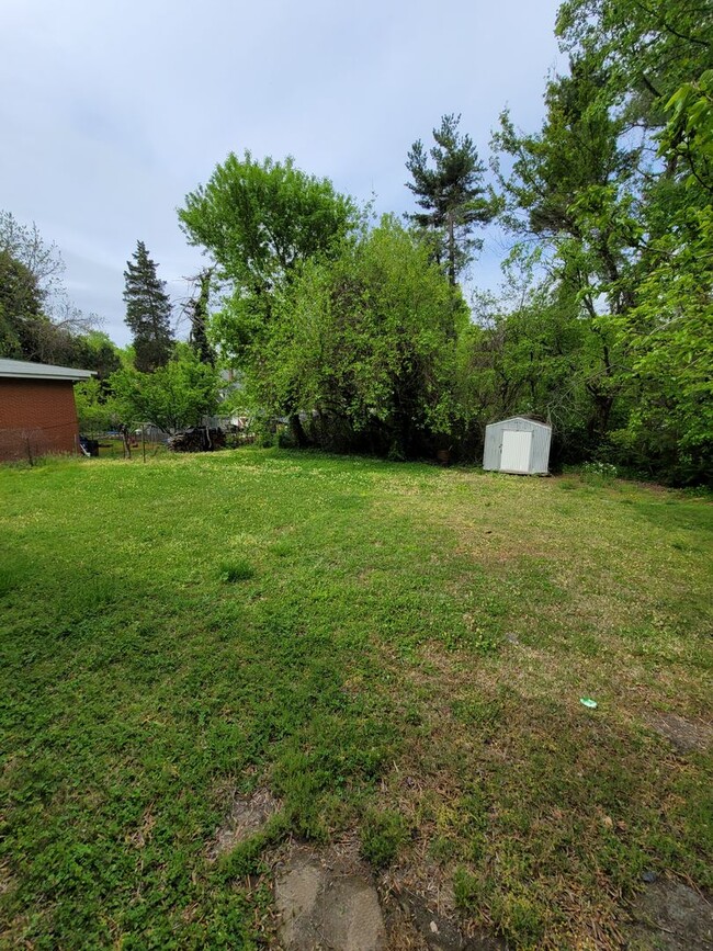 Building Photo - Adorable 3 BR Ranch.  Hardwoods throughout!
